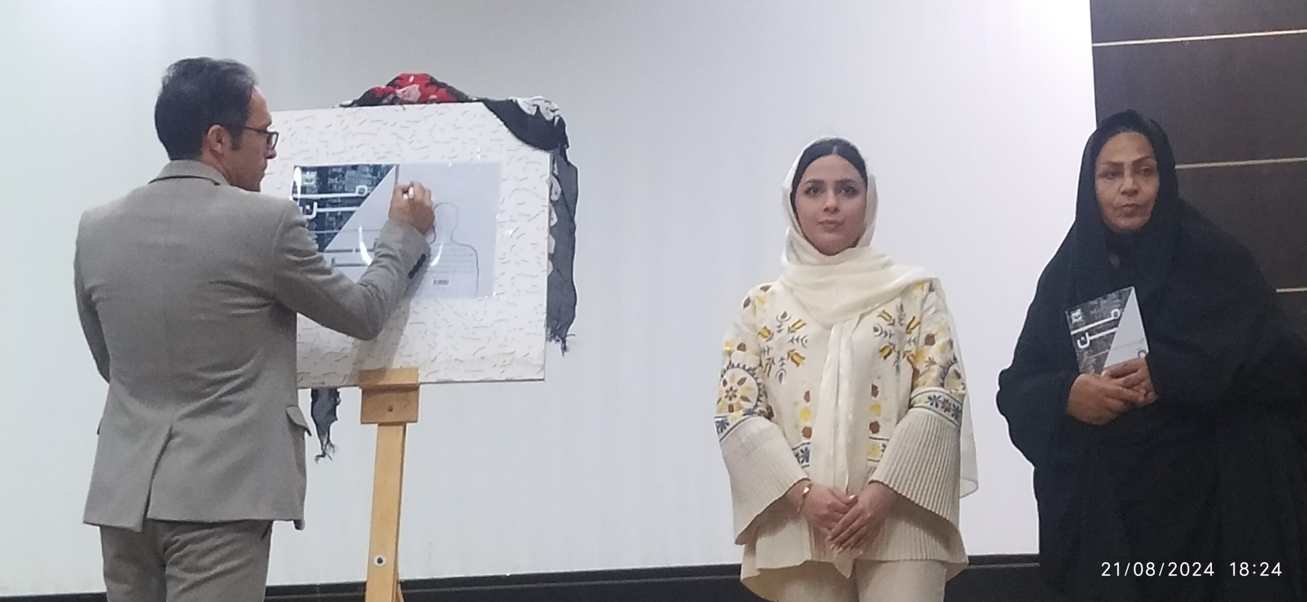 آیین رونمایی از رمان کوتاه من دیگر من اثر نگین خیرالهی نویسنده دلفانی